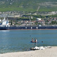 Za vrijeme sinoćnjeg nevremena tanker vezan na terminalu Ine u Solinu je ispustio naftu