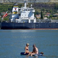 Za vrijeme sinoćnjeg nevremena tanker vezan na terminalu Ine u Solinu je ispustio naftu