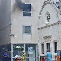 Split: U popodnevnim satima izbio je požar u zgradi na Peristilu