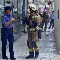 Split: U popodnevnim satima izbio je požar u zgradi na Peristilu
