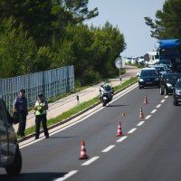 Jedna osoba poginula, dvoje ozlijeđeno u prometnoj nesreći kod Zadra