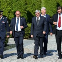 Zagreb: Tomo Medved i Željko Reiner položili vijence na groblju Gaj urni - Krematorij