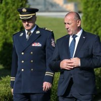 Zagreb: Tomo Medved i Željko Reiner položili vijence na groblju Gaj urni - Krematorij