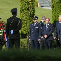 Zagreb: Tomo Medved i Željko Reiner položili vijence na groblju Gaj urni - Krematorij