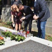 Izaslanstvo HNS-a liberalnih demokrata položilo vijence na grob Savke Dabčević Kučar