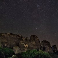Kiša meteora na nebu iznad Meteora u Grčkoj