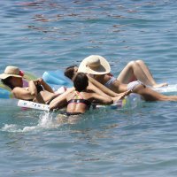 Gradske plaže pune su kupača koji uživaju s ljetnim rekvizitima