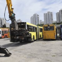 Uništavanje starih autobusa u Splitu
