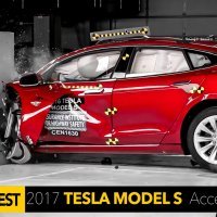 Tesla Model S na IIHS testu malog preklapanja