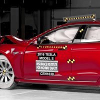 Tesla Model S na IIHS testu malog preklapanja