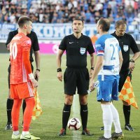 Osijek - Dinamo (kapetani Škorić i Livaković sa sucem Zebecom)