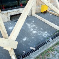 Vatrogasci poduprli napuklu fasadu na zagrebačkoj Trešnjevci