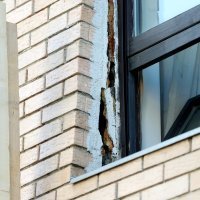 Vatrogasci poduprli napuklu fasadu na zagrebačkoj Trešnjevci