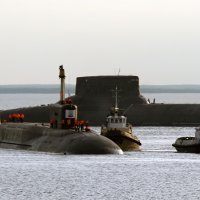 Vladimir Putin i Dmitrij Medvedev na puštanju u upotrebu nuklearne podmornice u Severodvinsku