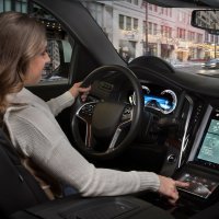 Pametni zapovjedni centar: vozač upravlja funkcijama automobila pomoću glasovnih naredbi i zaslona osjetljivog na dodir s brzim povratnim informacijama.