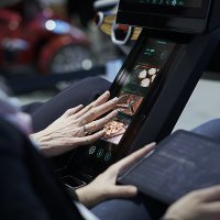 Kokpit sljedeće generacije: bez da skidaju pogled s ceste, vozači mogu upravljati sustavima za zabavu, navigaciju i klimatizaciju bilo putem glasovnog upravljanja ili dodirnog ekrana sa brzim povratni