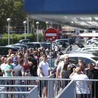 Navijači Dinama čekaju da se otvore blagajne kako bi kupili karte za utakmicu protiv Rosenborga
