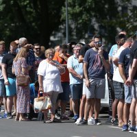 Navijači Dinama čekaju da se otvore blagajne kako bi kupili karte za utakmicu protiv Rosenborga