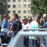 Navijači Dinama čekaju da se otvore blagajne kako bi kupili karte za utakmicu protiv Rosenborga