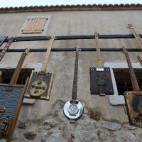 Baška: Izložba unikatnih cigar box gitara "Smoothead"