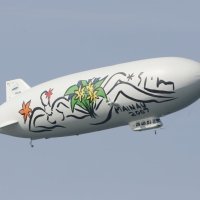 Umjetnik Stefan Szczesnys naslikao je golu ženu na zračni brod