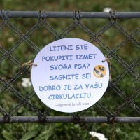 Na Trgu Marka Marulića postavljena su upozorenja neodgovornim vlasnicima pasa