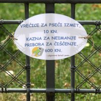 Na Trgu Marka Marulića postavljena su upozorenja neodgovornim vlasnicima pasa