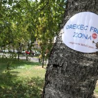 Na Trgu Marka Marulića postavljena su upozorenja neodgovornim vlasnicima pasa