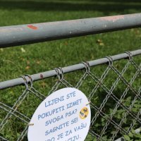 Na Trgu Marka Marulića postavljena su upozorenja neodgovornim vlasnicima pasa