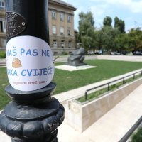 Na Trgu Marka Marulića postavljena su upozorenja neodgovornim vlasnicima pasa