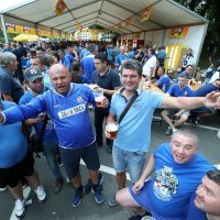 Dinamovi navijači i navijačice ispred Maksimira