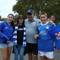 Dinamovi navijači i navijačice ispred Maksimira