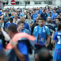 Dinamovi navijači i navijačice ispred Maksimira