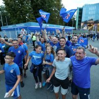 Dinamovi navijači i navijačice ispred Maksimira