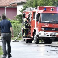 Zagreb: Vatrogasci na intervenciji u Ježdovcu, gdje je grom uzrokovao požar
