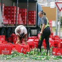 Iz kamiona na kružnom toku ispalo sedamdesetak gajbi piva