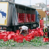 Iz kamiona na kružnom toku ispalo sedamdesetak gajbi piva