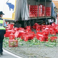 Iz kamiona na kružnom toku ispalo sedamdesetak gajbi piva
