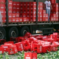 Iz kamiona na kružnom toku ispalo sedamdesetak gajbi piva