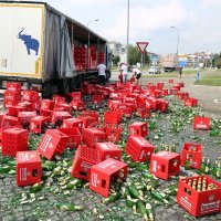 Iz kamiona na kružnom toku ispalo sedamdesetak gajbi piva