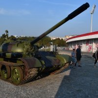 Stari JNA tenk T-55 postavljen je ispred stadiona Rajko Mitić