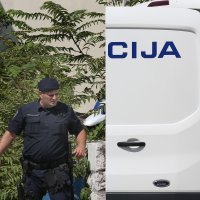 Privođenje osumnjičenih za napad u Uzdolju