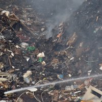Gori odlagalište otpada Metis u Puli, grad obavijen dimom i smradom sa žgarišta