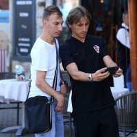 Luka Modrić priuštio je jednom navijaču veliku sreću i zadovoljstvo, fotografiravši se s njime