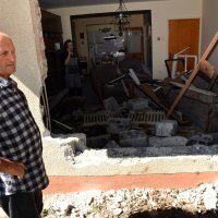 Požega: Vozač u bijegu od policije završio u dnevnom boravku obiteljske kuće