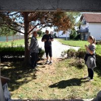 Požega: Vozač u bijegu od policije završio u dnevnom boravku obiteljske kuće