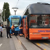 Sudar tramvaja i autobusa