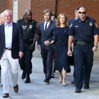 Felicity Huffman izlazi iz zgrade suda sa suprugom, glumcem Williamom H. Macyjem