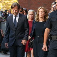 Felicity Huffman izlazi iz zgrade suda sa suprugom, glumcem Williamom H. Macyjem