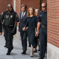 Felicity Huffman izlazi iz zgrade suda sa suprugom, glumcem Williamom H. Macyjem